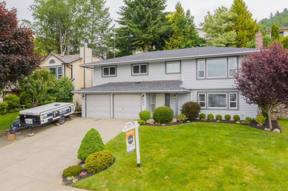 Renovated East Abbotsford Home Eximus