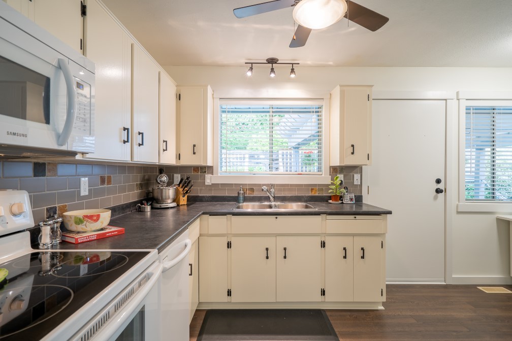 Renovated East Abbotsford Home Eximus