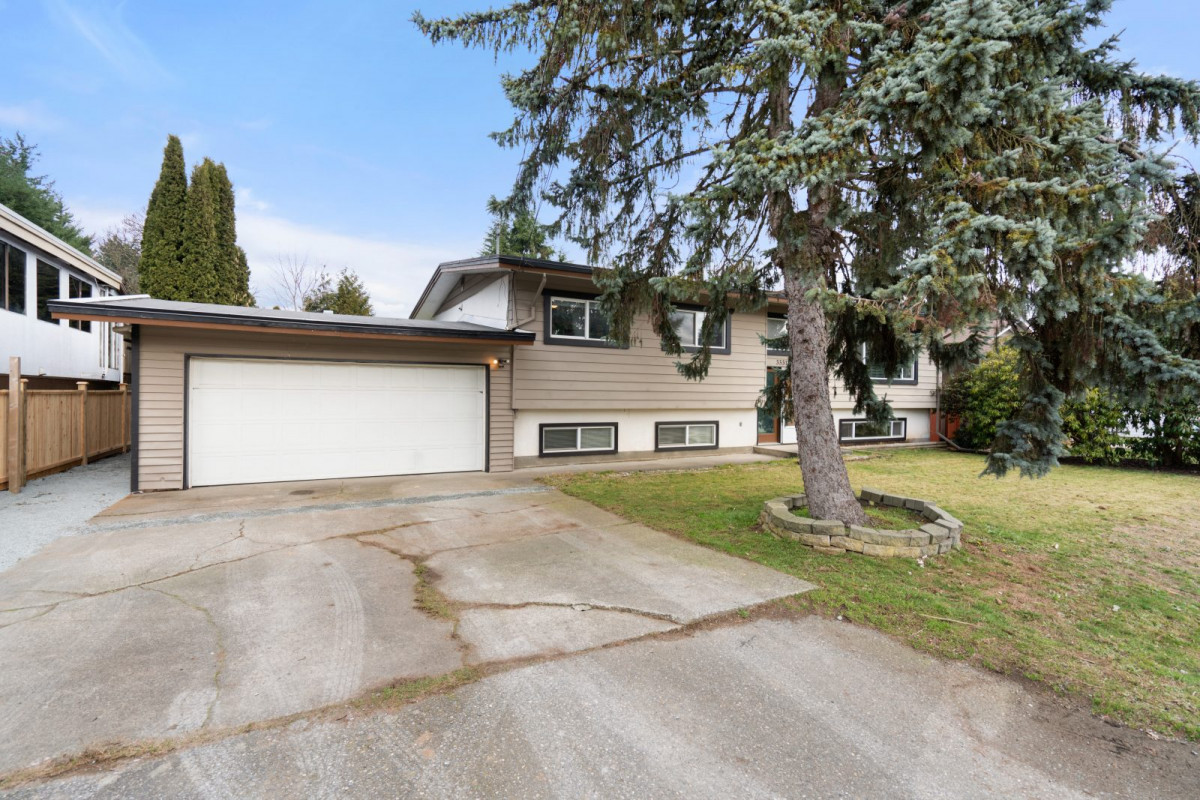 5 Bedroom Home with Suite on Subdividable Lot! Eximus